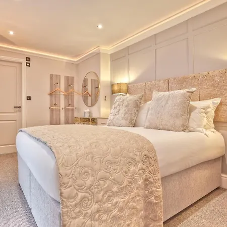 The Mews Boutique Deluxe Apartments, Sleep 2-6 People , Central Location, Free Parking Apartment Windermere