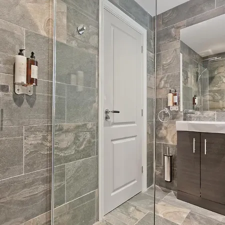 Διαμέρισμα The Mews Boutique Deluxe Apartments, Sleep 2-6 People , Location, Free Parking