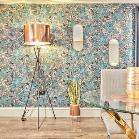 The Mews Boutique Deluxe Apartments, Sleep 2-6 People , Central Location, Free Parking Apartment