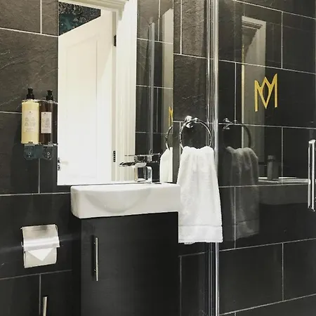 The Mews Boutique Deluxe Apartments, Sleep 2-6 People , Central Location, Free Parking *