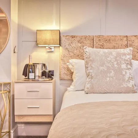 The Mews Boutique Deluxe Apartments, Sleep 2-6 People , Central Location, Free Parking Apartment *