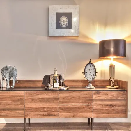 Apartment The Mews Boutique Deluxe Apartments, Sleep 2-6 People , Central Location, Free Parking