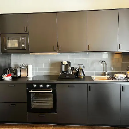 The Mews Boutique Deluxe Apartments, Sleep 2-6 People , Central Location, Free Parking Apartment *