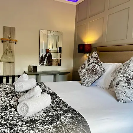 The Mews Boutique Deluxe Apartments, Sleep 2-6 People , Central Location, Free Parking Apartment