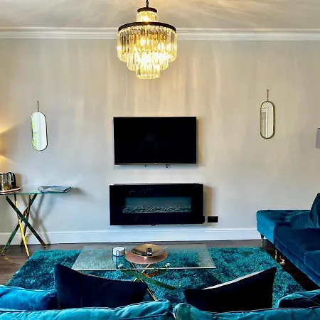 The Mews Boutique Deluxe Apartments, Sleep 2-6 People , Central Location, Free Parking Apartment
