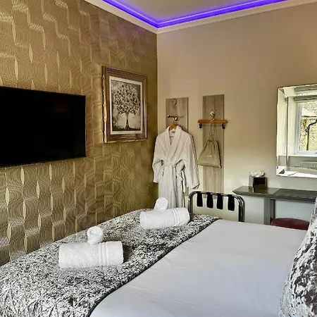 The Mews Boutique Deluxe Apartments, Sleep 2-6 People , Central Location, Free Parking *