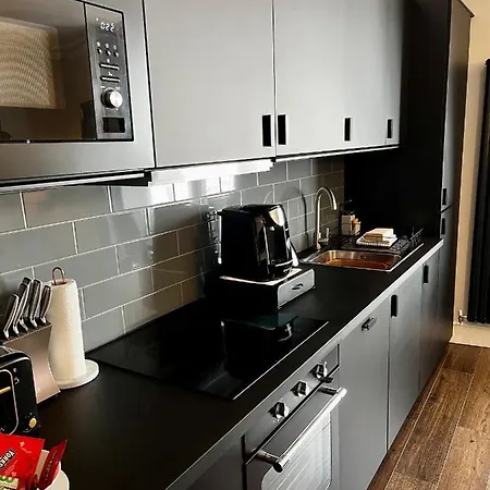 The Mews Boutique Deluxe Apartments, Sleep 2-6 People , Central Location, Free Parking *