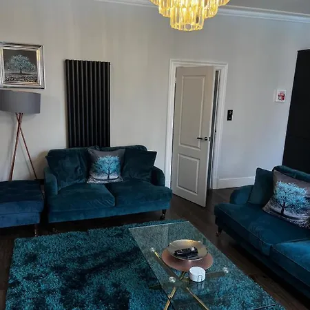 The Mews Boutique Deluxe Apartments, Sleep 2-6 People , Central Location, Free Parking