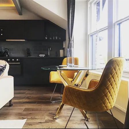 דירה The Mews Boutique Deluxe Apartments, Sleep 2-6 People , Location, Free Parking ווינדרמר